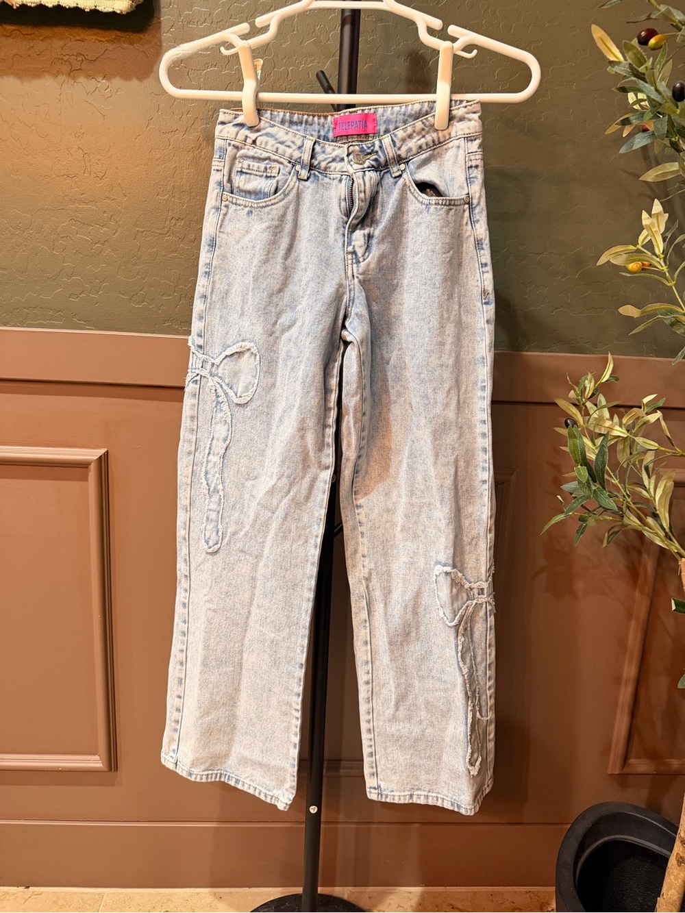 Straight-Leg Light Blue Women’s Jeans with Bow Stitch Detail - Picture 1 of 6